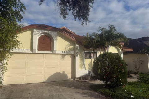 House in North Lauderdale, Florida 3 bedrooms, 123.19 sq.m. № 1996585 - photo 3