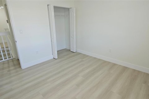 House in Miami, Florida 4 bedrooms, 233.65 sq.m. № 1850424 - photo 23