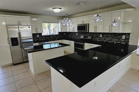 House in Miami, Florida 4 bedrooms, 233.65 sq.m. № 1850424 - photo 8