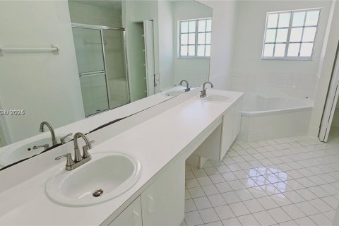 House in Miami, Florida 4 bedrooms, 233.65 sq.m. № 1850424 - photo 19