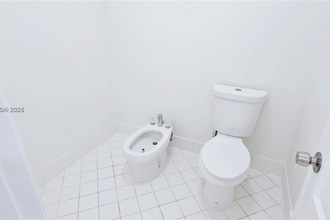 House in Miami, Florida 4 bedrooms, 233.65 sq.m. № 1850424 - photo 20