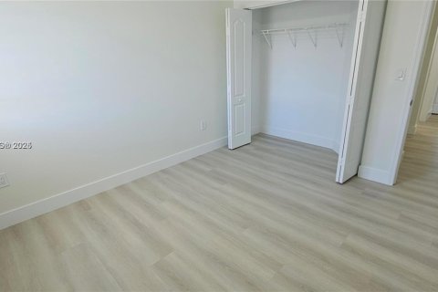 House in Miami, Florida 4 bedrooms, 233.65 sq.m. № 1850424 - photo 22