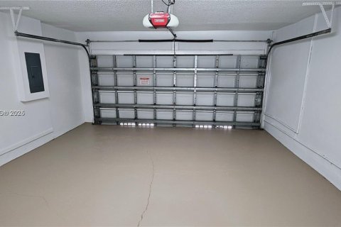 House in Miami, Florida 4 bedrooms, 233.65 sq.m. № 1850424 - photo 26