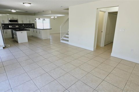 House in Miami, Florida 4 bedrooms, 233.65 sq.m. № 1850424 - photo 11
