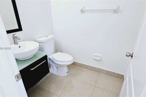 House in Miami, Florida 4 bedrooms, 233.65 sq.m. № 1850424 - photo 12