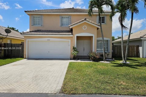 House in Miami, Florida 4 bedrooms, 233.65 sq.m. № 1850424 - photo 2