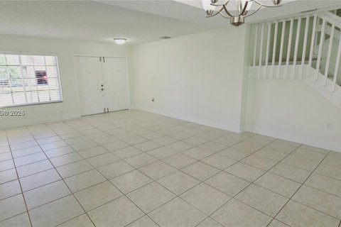 House in Miami, Florida 4 bedrooms, 233.65 sq.m. № 1850424 - photo 6
