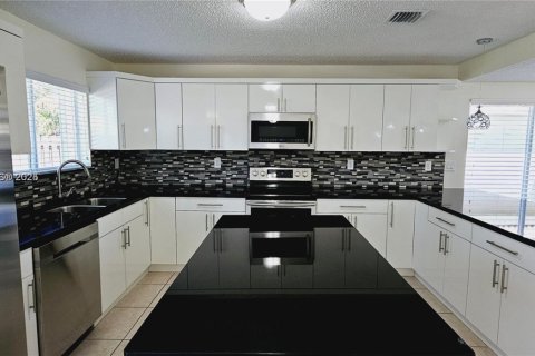 House in Miami, Florida 4 bedrooms, 233.65 sq.m. № 1850424 - photo 9