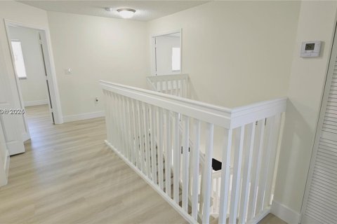 House in Miami, Florida 4 bedrooms, 233.65 sq.m. № 1850424 - photo 15