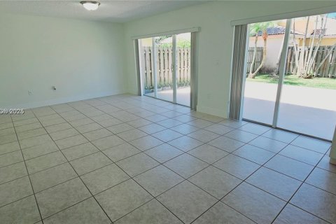 House in Miami, Florida 4 bedrooms, 233.65 sq.m. № 1850424 - photo 10
