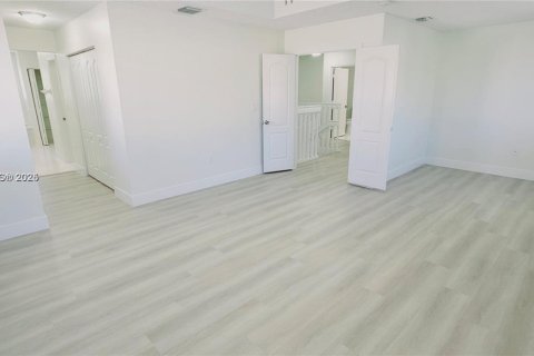 House in Miami, Florida 4 bedrooms, 233.65 sq.m. № 1850424 - photo 16