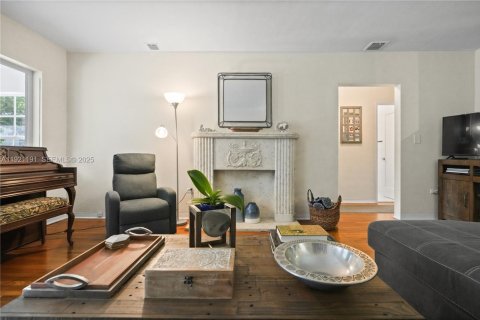 Villa ou maison à louer à Coral Gables, Floride: 2 chambres, 109.72 m2 № 1989564 - photo 5