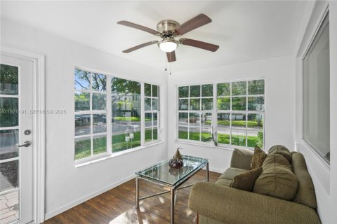 Villa ou maison à louer à Coral Gables, Floride: 2 chambres, 109.72 m2 № 1989564 - photo 3