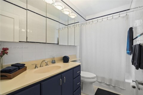 Villa ou maison à louer à Coral Gables, Floride: 2 chambres, 109.72 m2 № 1989564 - photo 17