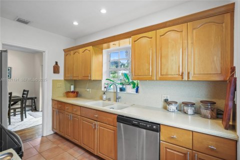 Villa ou maison à louer à Coral Gables, Floride: 2 chambres, 109.72 m2 № 1989564 - photo 11