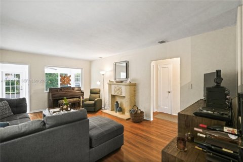 Villa ou maison à louer à Coral Gables, Floride: 2 chambres, 109.72 m2 № 1989564 - photo 6