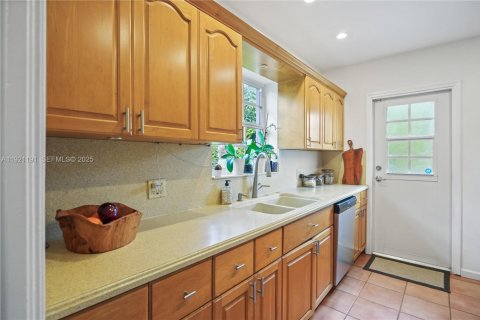 Villa ou maison à louer à Coral Gables, Floride: 2 chambres, 109.72 m2 № 1989564 - photo 9