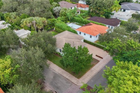 Villa ou maison à louer à Coral Gables, Floride: 2 chambres, 109.72 m2 № 1989564 - photo 26