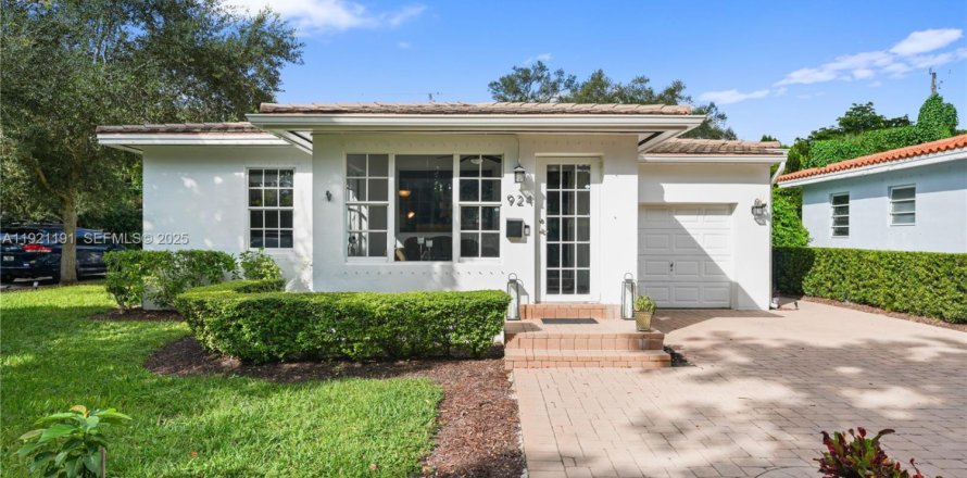 Villa ou maison à Coral Gables, Floride 2 chambres, 109.72 m2 № 1989564