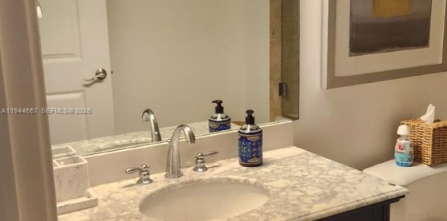 Condo in Miami, Florida, 2 bedrooms  № 2000949
