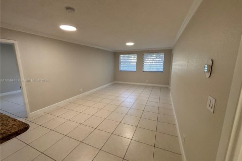 Appartement à louer à Doral, Floride: 2 chambres, 92.16 m2 № 1888079 - photo 1