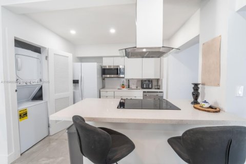 Casa en venta en Miami Beach, Florida, 3 dormitorios, 124.86 m2 № 1946857 - foto 12