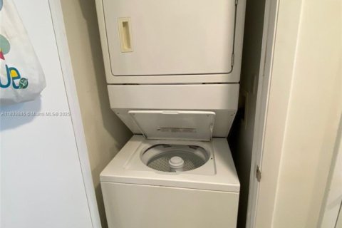 Condo in Hallandale Beach, Florida, 2 bedrooms  № 1814792 - photo 29