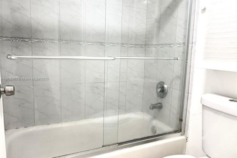 Copropriété à louer à Surfside, Floride: 41.81 m2 № 1686209 - photo 13