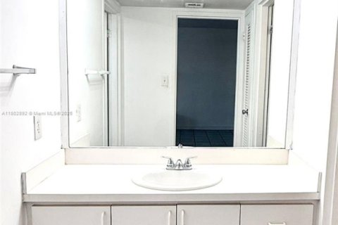 Copropriété à louer à Surfside, Floride: 41.81 m2 № 1686209 - photo 12