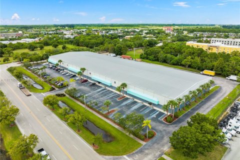 Propiedad comercial en venta en St. Lucie, Florida № 1774581 - foto 8