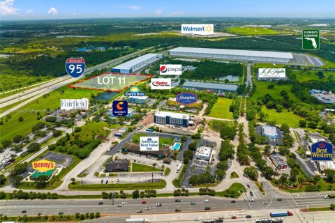 Propiedad comercial en venta en St. Lucie, Florida № 1774581 - foto 1