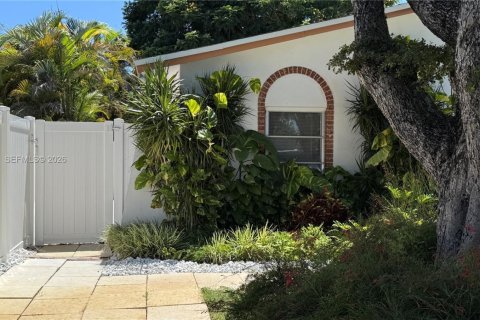 Immobilier commercial à Miami, Floride 1 chambre, 180.79 m2 № 2304150