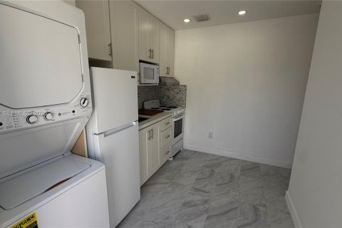Immobilier commercial à louer à Miami, Floride: 1 chambre, 180.79 m2 № 2304150 - photo 2