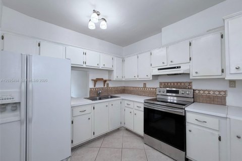 Condo in Miami, Florida, 2 bedrooms  № 2088396 - photo 9