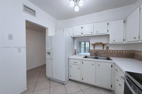 Condo in Miami, Florida, 2 bedrooms  № 2088396 - photo 10