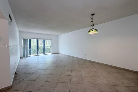 Condo in Miami, Florida, 2 bedrooms  № 2088396 - photo 11