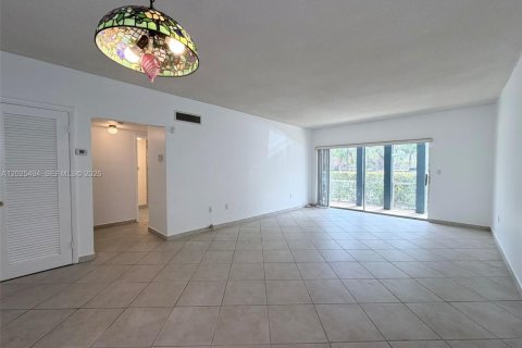 Condo in Miami, Florida, 2 bedrooms  № 2088396 - photo 12