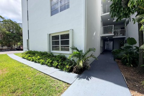 Condo in Miami, Florida, 2 bedrooms  № 2088396 - photo 2