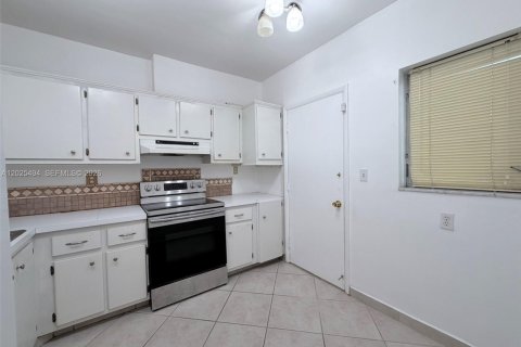Condo in Miami, Florida, 2 bedrooms  № 2088396 - photo 8