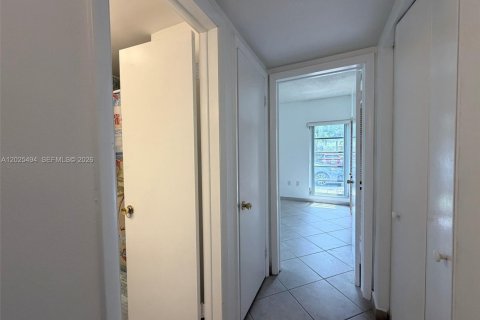 Condo in Miami, Florida, 2 bedrooms  № 2088396 - photo 17