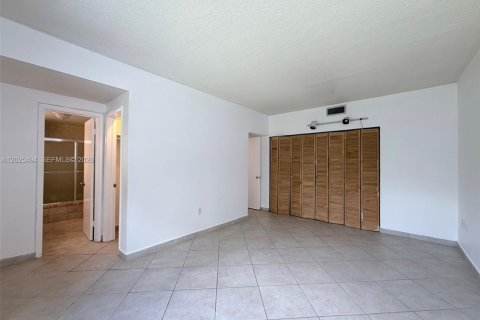 Condo in Miami, Florida, 2 bedrooms  № 2088396 - photo 27