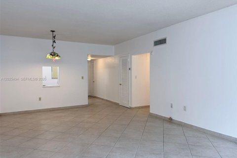 Condo in Miami, Florida, 2 bedrooms  № 2088396 - photo 13