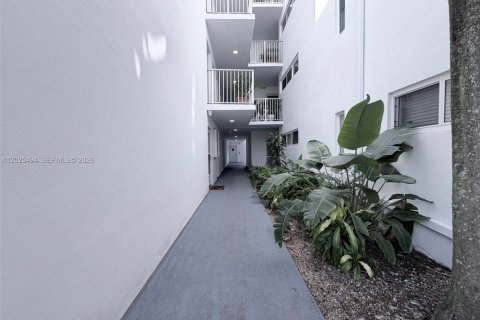 Condo in Miami, Florida, 2 bedrooms  № 2088396 - photo 3