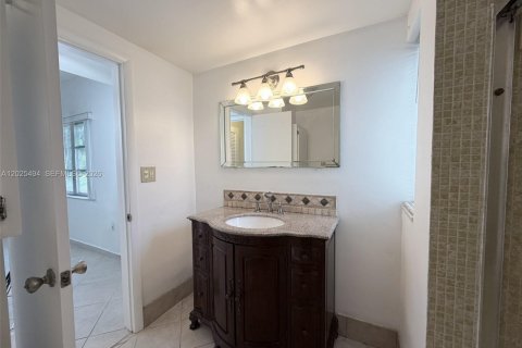 Condo in Miami, Florida, 2 bedrooms  № 2088396 - photo 30