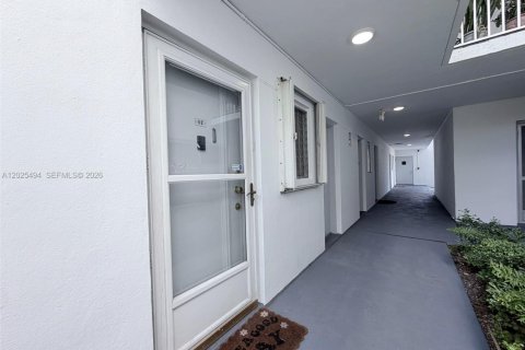 Condo in Miami, Florida, 2 bedrooms  № 2088396 - photo 5