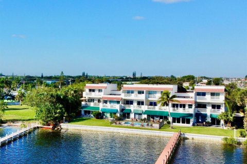 Condo in Lantana, Florida, 2 bedrooms № 2175522