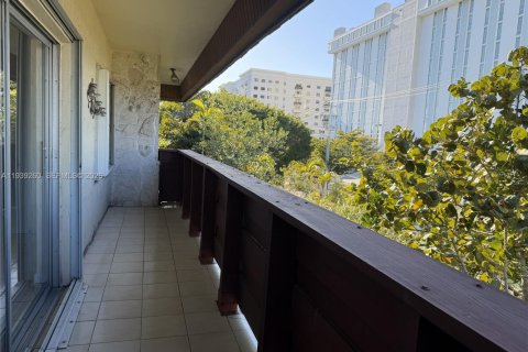 Condo in Coral Gables, Florida, 2 bedrooms  № 2057546 - photo 14