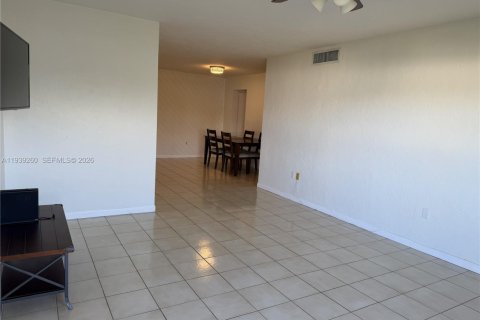 Condo in Coral Gables, Florida, 2 bedrooms  № 2057546 - photo 7