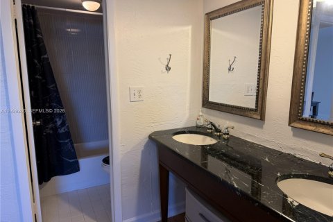 Condo in Coral Gables, Florida, 2 bedrooms  № 2057546 - photo 11