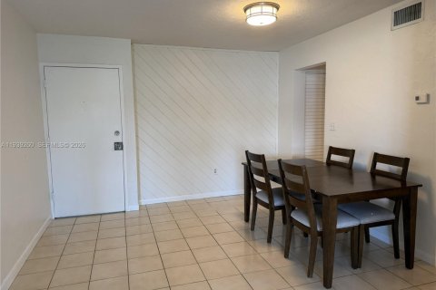 Condo in Coral Gables, Florida, 2 bedrooms  № 2057546 - photo 4